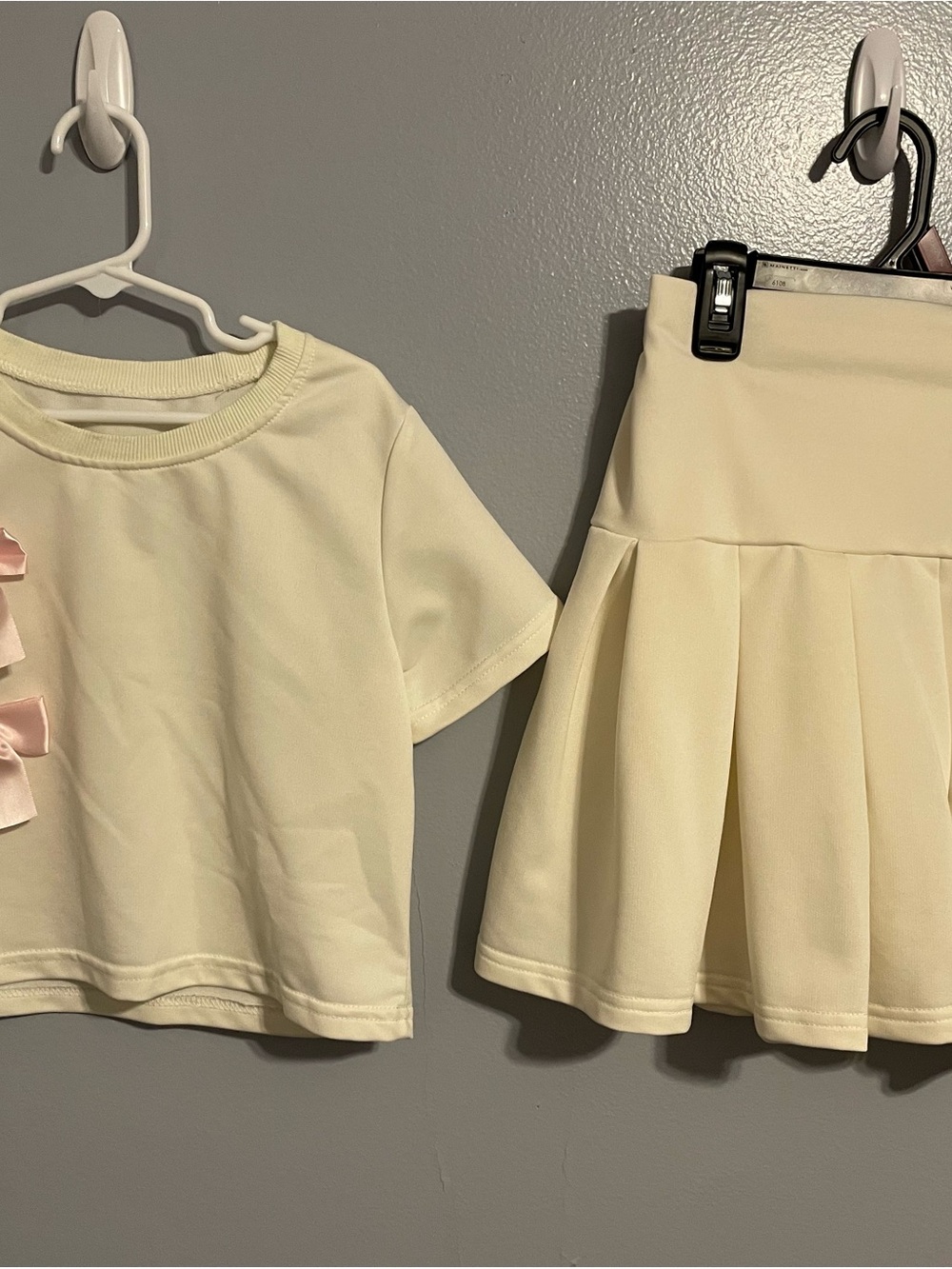Girls Cream Matching top and skirt with pink bows - Unbranded